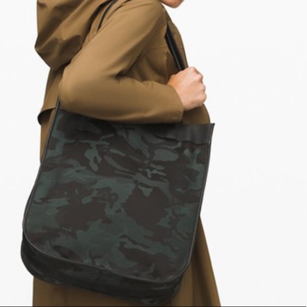 Lululemon Jacquard camo now and always 15 L tote